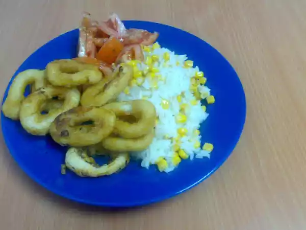 Receita Calamares na actifry acompanhados de arroz de milho na bimby e salada de tomate