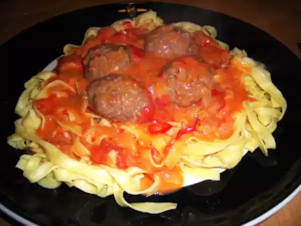 Receita Bolas de carne picantes com um molho de tomate picante e macio