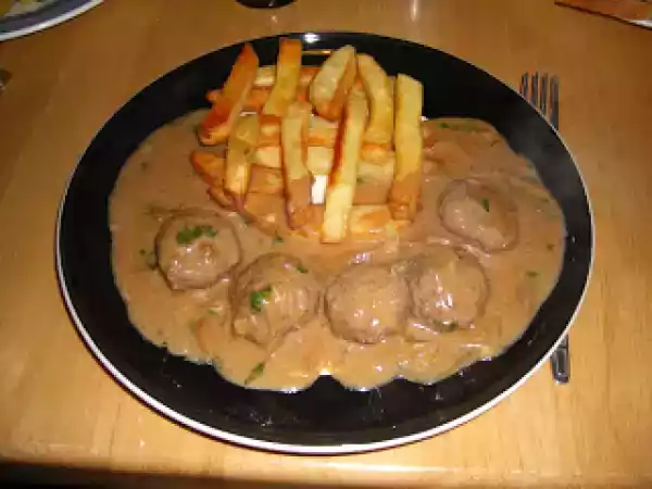 Receita Bolas de carne com molho de coentros e batatas fritas no forno (melhor que as do ikea)