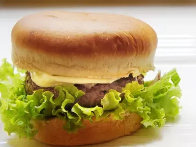 Receita Hambúrguer de fraldinha, cebola roxa caramelizada, catupiry e ?a famosa maionese .