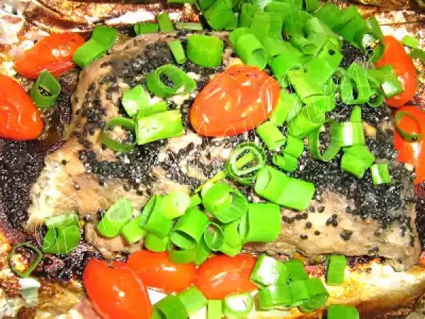 Receita Surubim em cama de alho poró e crosta de gergelim preto