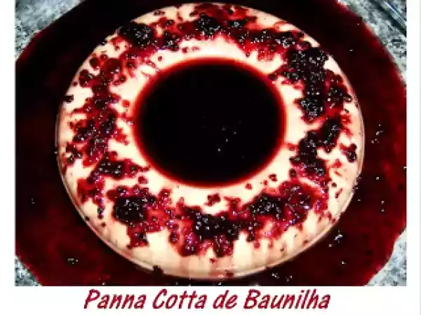 Receita Panna cotta de baunilha em calda de amora e vinho tinto