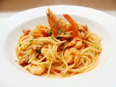 Receita Spaghetti com frutos do mar ao molho de tomate e amêndoas.