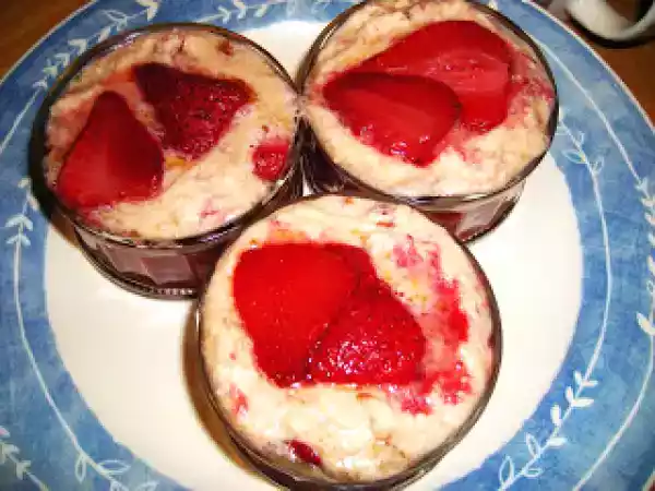 Receita Mousse de natas e bolacha com amendoas e morangos caramelizados em rum e porto