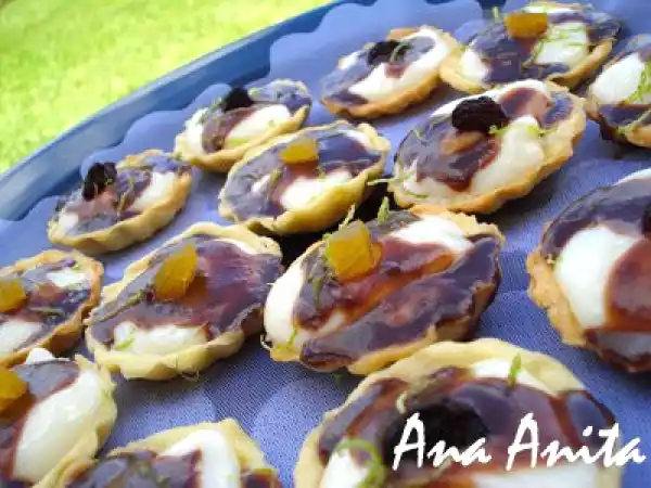 Receita Tartelete de baunilha com molho de ameixas
