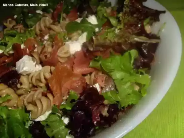 Receita Salada mediterrânica com fusilli, presunto e requeijão