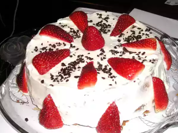 Receita Pão-de-ló de chocolate com morangos e chantilly