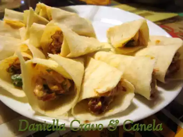 Receita Cones de tomate seco, cream cheese e rúcula
