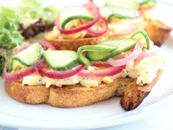 Receita Sanduíche de ovos e salada