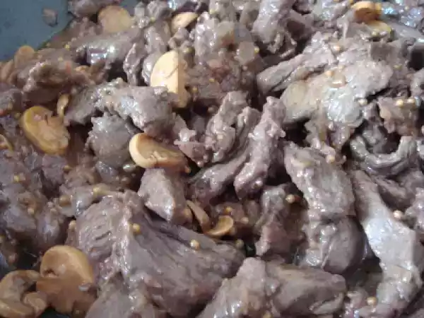 Receita Tiras de carne ao molho de vinho