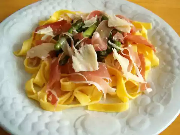 Receita Tagliatelle com espargos e presunto