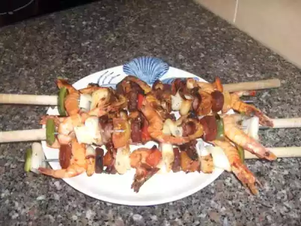 Receita Espetada de lulas e camarões ...