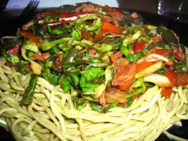 Receita stir-fry de couve e cogumelos enoki