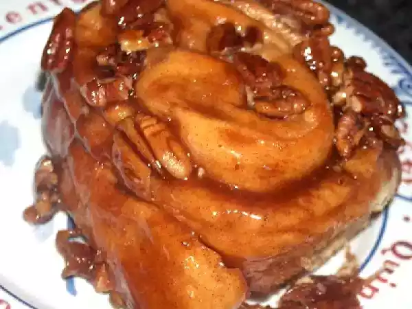 Receita Sticky pecan caramel rolls / caracóis de canela, caramelo e nozes pecãs