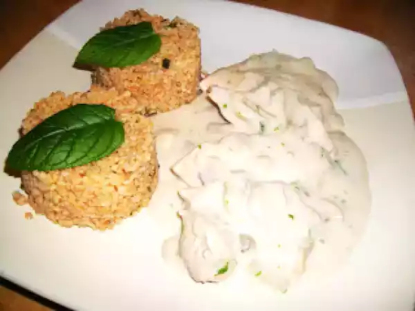 Receita Bifinhos de peru com cogumelos e natas (falsas) + bulgur de tomate e menta