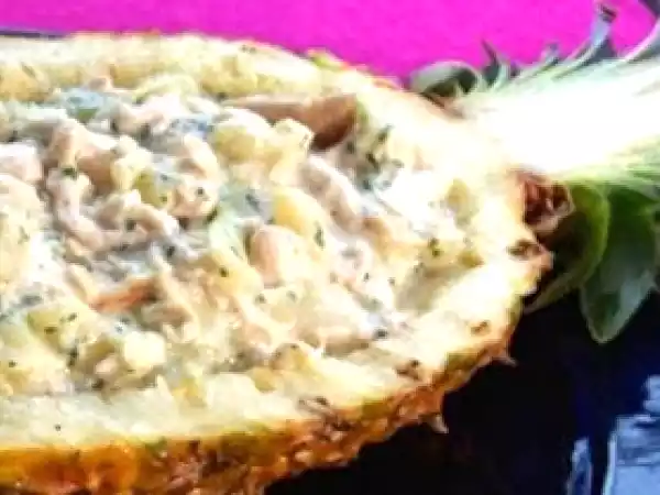 Receita Salada de frango com iogurte no abacaxi