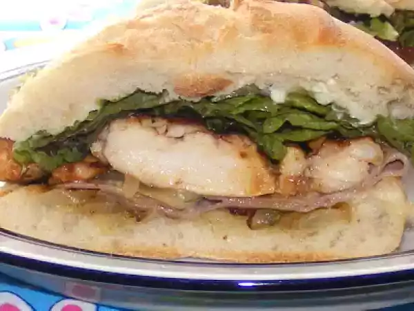 Receita Sandes de frango, bacon, cebola frita e alface