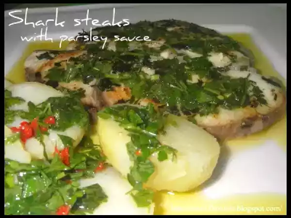 Receita Bifes de tubarão com molho de salsa