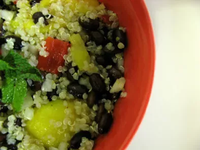 Receita Salada tropical de quinoa (com manga e feijão preto)