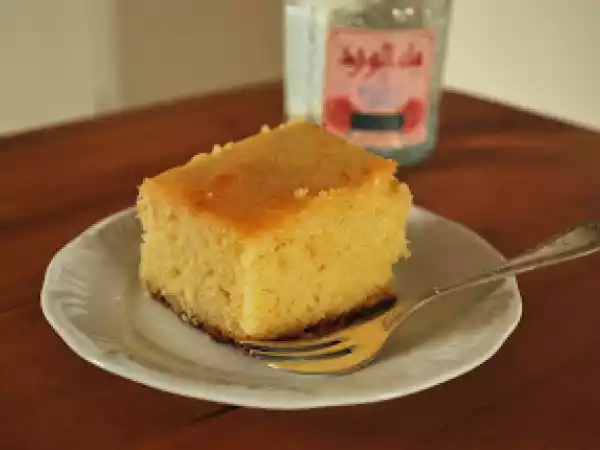 Receita Bolo de iogurte e semolina com água de rosas