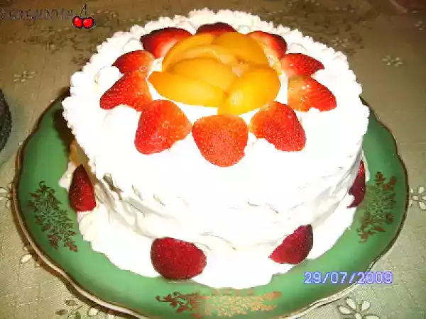 Receita Genoise com chantilly, morangos e pessego