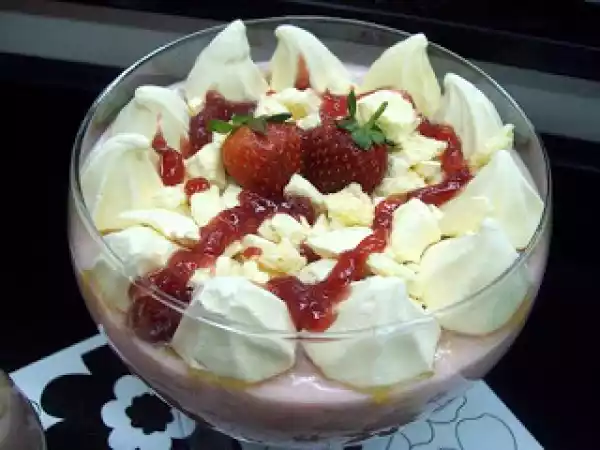 Receita Estrogonofe especial de morangos com minissuspiros