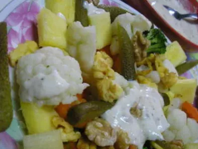 Salada de legumes com ovo e abacaxi