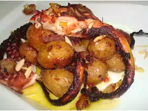 Receita Polvo assado com uvas e amendoas