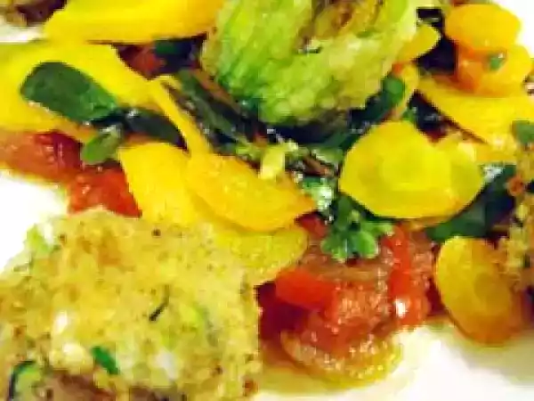 Receita Tempura de flor de courgette recheada, compota de tomate, bolinhos de requeijão, cenoura