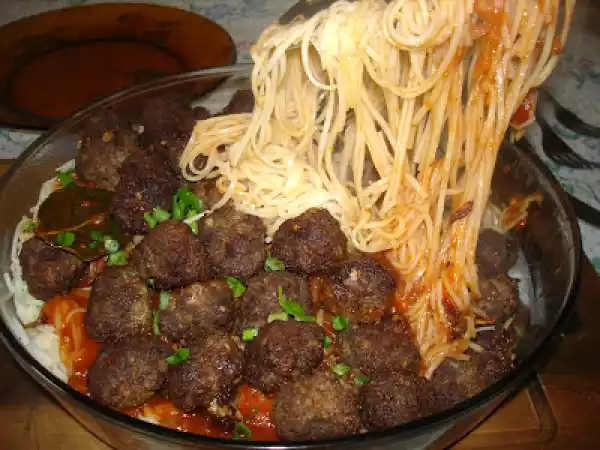 Receita Macarrão com almondegas.