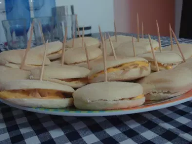 Receita Mini sanduiches de cheddar com cebola roxa