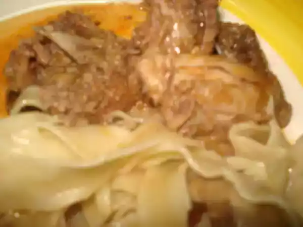 Receita Coelho estufado com alecrim acompanhado com tagliatelle salteado com cogumelos...