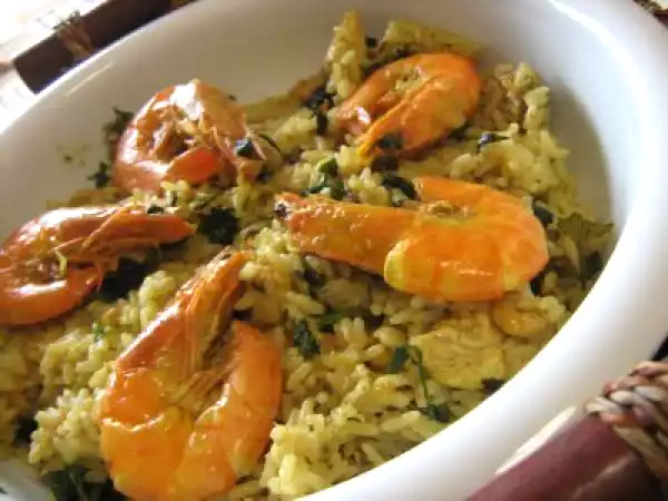Receita Arroz de frango e camarão com açafrão