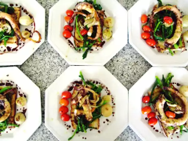 Receita Polvo em vinho tinto, tosta de pão de trigo, grelos e legumes confitados