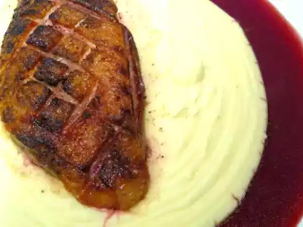 Receita Magret de pato com puré de batata e porto de especiarias