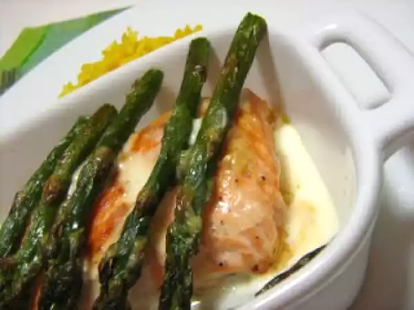 Receita Salmão gratinado com aspargos verdes e alcaparras