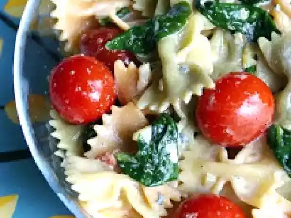 Receita Macarrão ao molho de gorgonzola, tomate e espinafre