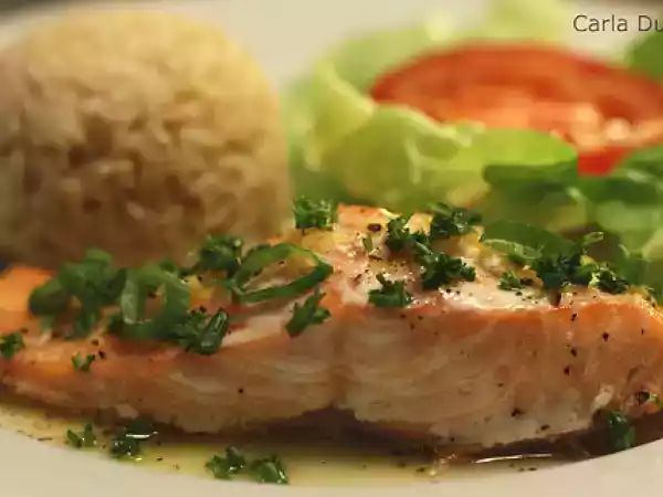 Receita Salmão ao forno com molho de manteiga e limão