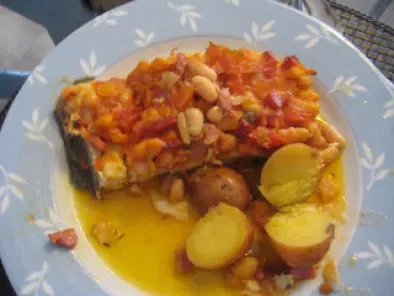 Receita Bacalhau assado com feijão branco, tomate e bacon e batata assada