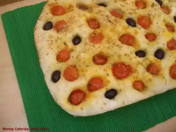 Receita Focaccia de tomate, azeitonas, alho e orégãos