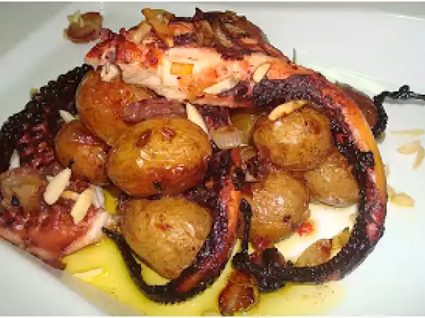 Receita Polvo assado com uvas e amendoas