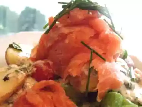 Receita Salmão fumado, com salada quente de batata