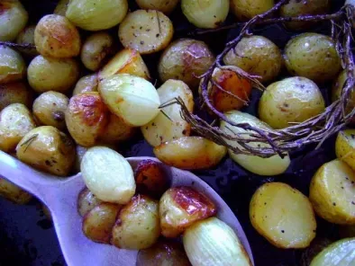 Batatas e cebolas miúdas assadas com alecrim