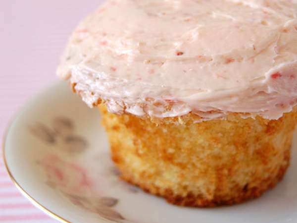 Receita Cupcakes de chocolate branco com cobertura de morango