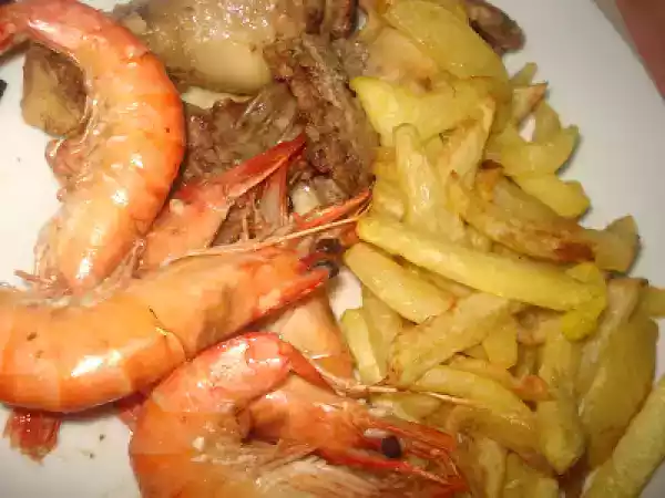 Receita Frango no forno com gambas, acompanhado de batata frita...