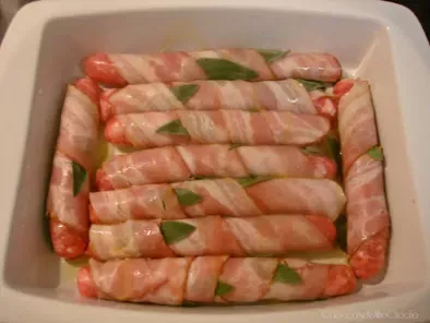 Receita Salsichas frescas com bacon e salva...