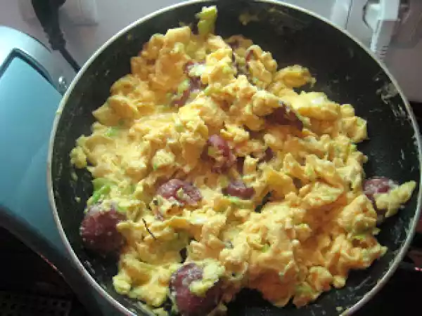 Receita Ovos mexidos com alho francês, chouriço do fundão, 