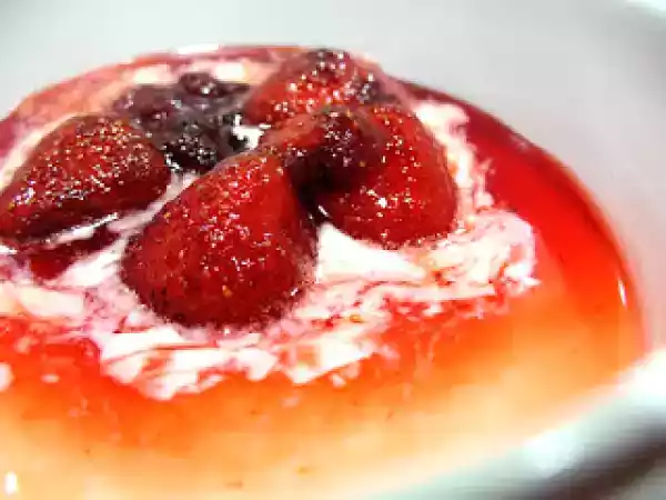 Receita Panna cotta de manjericão com molho de morangos