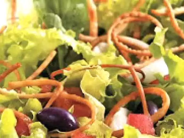 Receita Salada com massa de pastel (vegana)