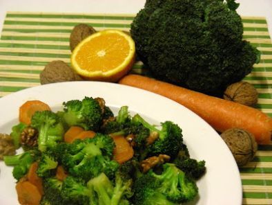 Receita Brócolos salteados com cenoura, noz e sumo de laranja